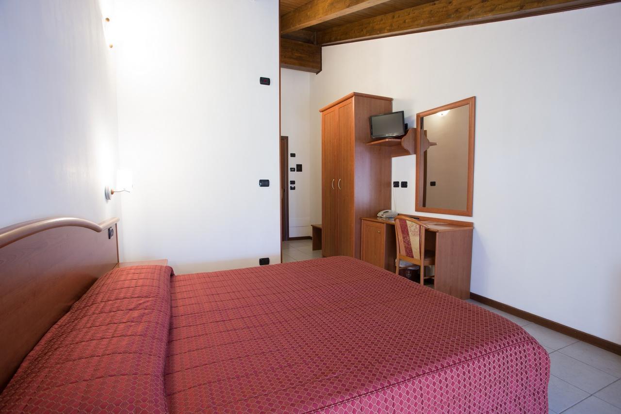 โรงแรมวาเดน Val della Torre ภายนอก รูปภาพ